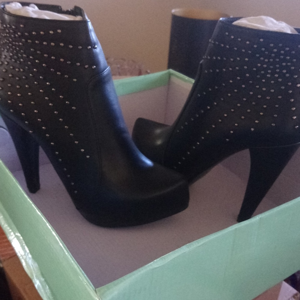Shoes - Picture 2 of 4